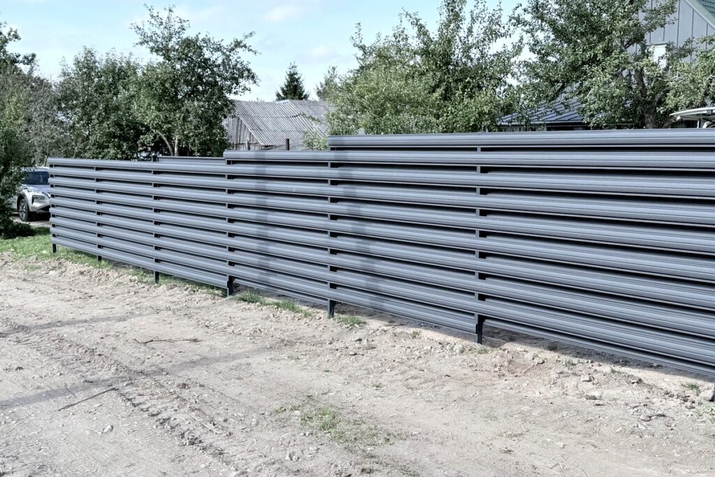 Horizontali IGZI metalinė tvora RAL 7016 matinė