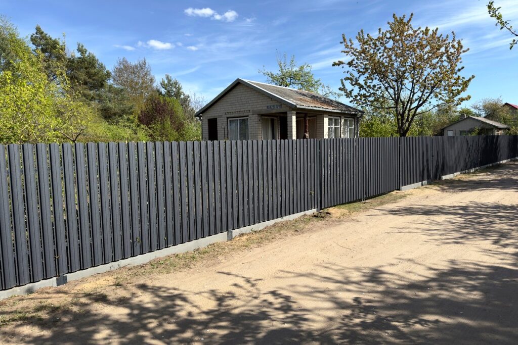 IGZI kiemo metalinė tvora RAL 7016 matinė