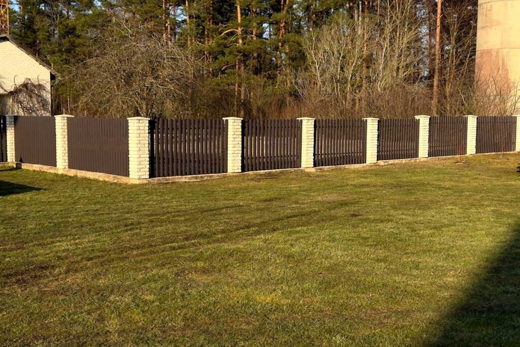 IGZI kiemo metalinė tvora RAL 8019 matinė