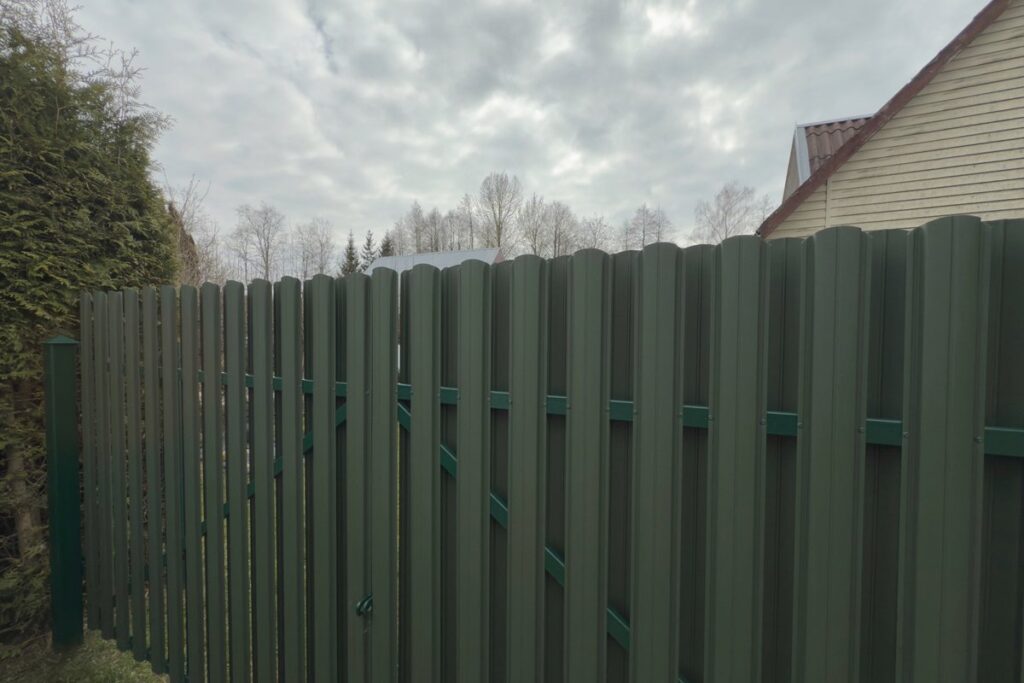 IGZI metalinė tvora RAL 6020 matinė