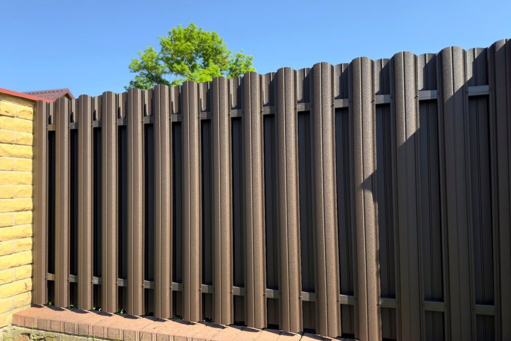 IGZI metalinė tvora RAL 8019 matinė, modernus dizainas