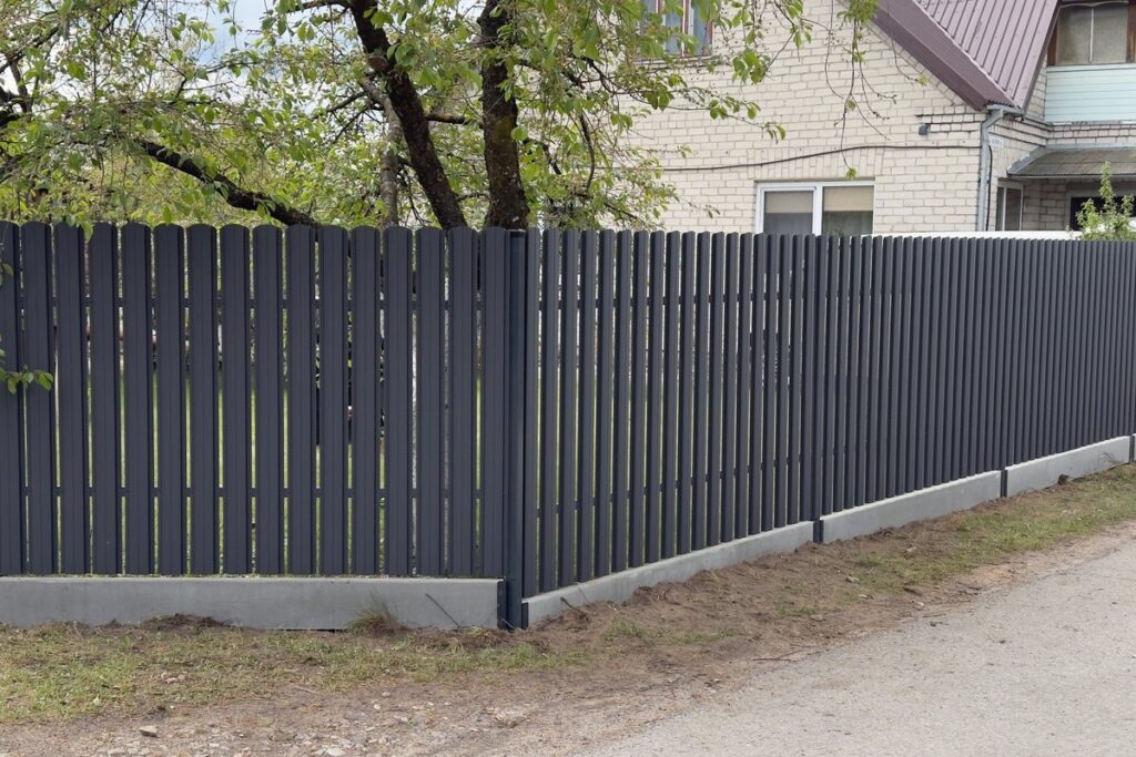 IGZI metalinė tvora RAL 7016 matinė su betoniniu pamatu