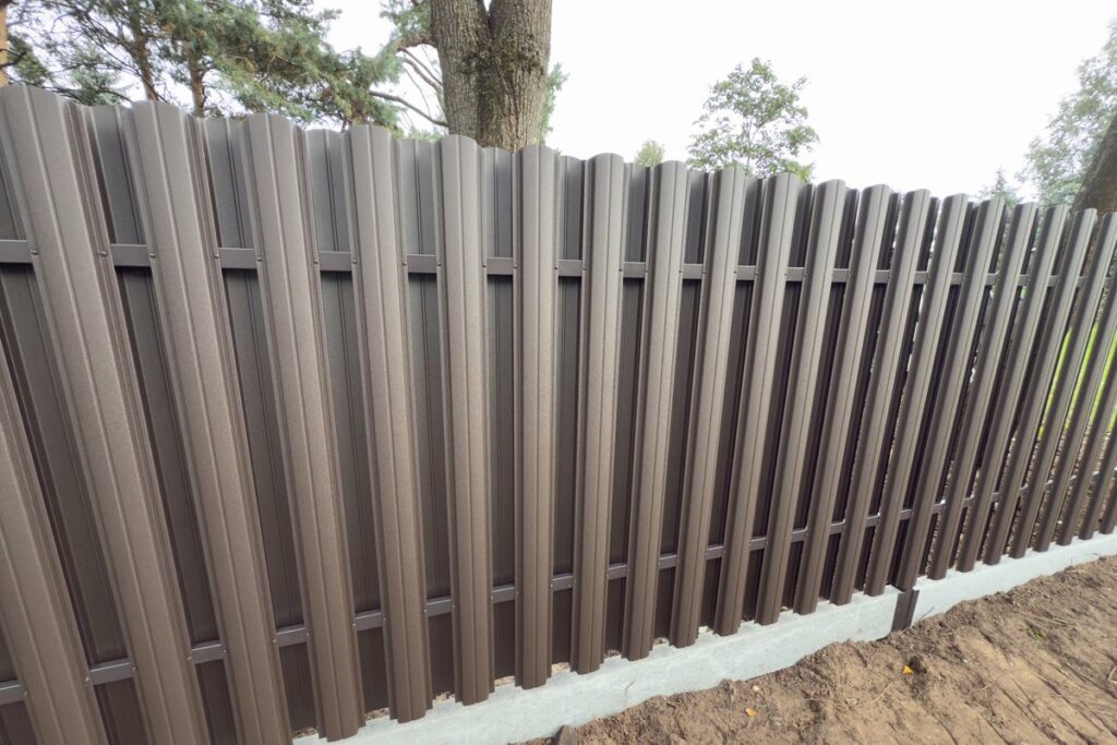 IGZI ruda metalinė tvora RAL 8019 matinė