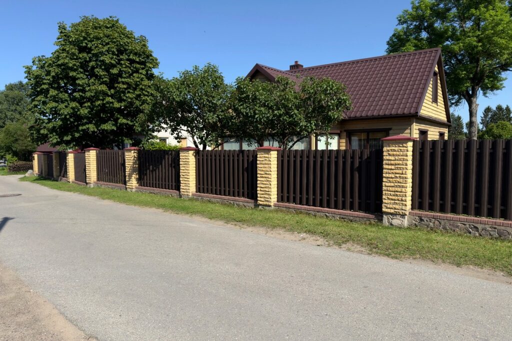 IGZI tamsi metalinė tvora RAL 8019 matinė