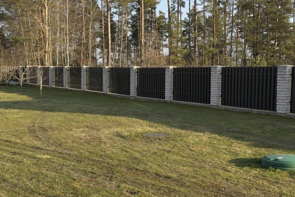 IGZI metalinė tvora RAL 8019 matinė